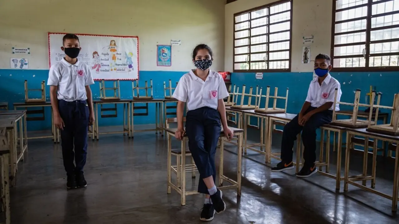 Tres estudiantes en una escuela de Venezuela.