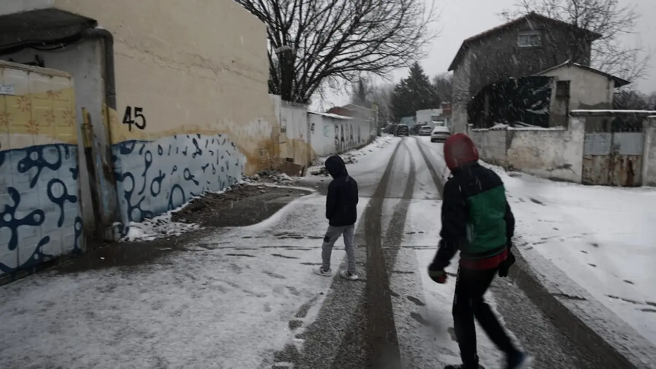 Archivo - Dos ni&ntilde;os andan entre la nieve en la Ca&ntilde;ada Real Galiana.
