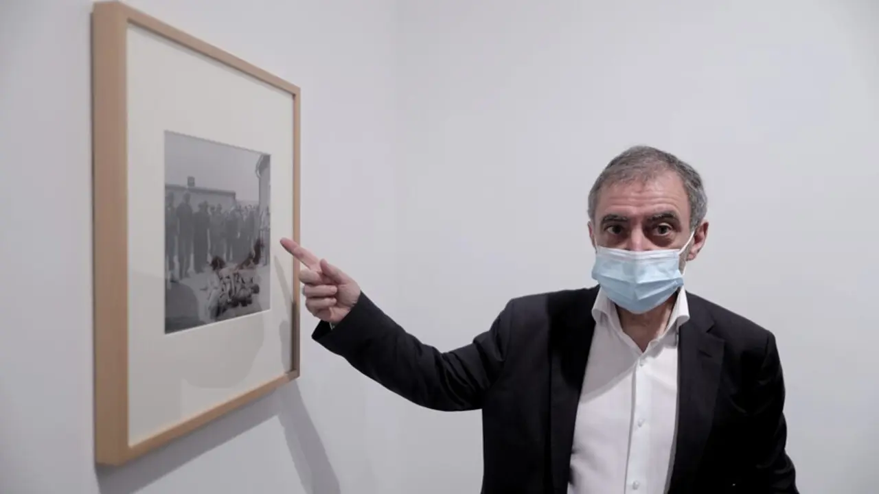 El director del Museo Reina Sof&iacute;a, Manuel Borja-Villel, se&ntilde;ala la obra de Lee Miller expuesta en la presentaci&oacute;n del tercer episodio de la Colecci&oacute;n: &lsquo;Pensamiento Perdido: Autarqu&iacute;a y Exilio&rsquo;