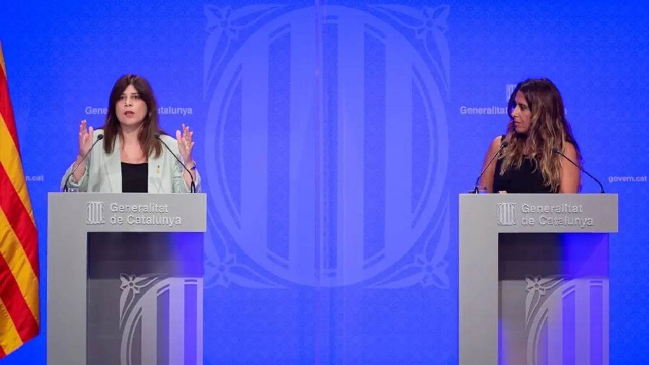 La consellera de Investigaci&oacute;n y Universidades, Gemma Geis (i), y la portavoz del Govern de Catalu&ntilde;a, Patricia Plaja, intervienen en una rueda de prensa posterior a una reuni&oacute;n del Consell Executiu del Govern