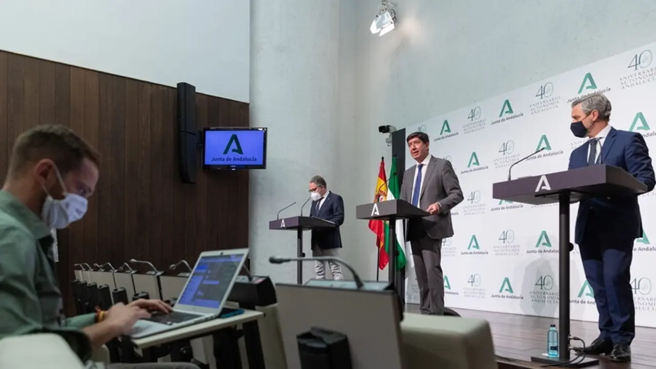 El vicepresidente de la Junta y consejero de Turismo, Regeneraci&oacute;n, Justicia y Administraci&oacute;n Local, Juan Mar&iacute;n; el consejero de la Presidencia, Administraci&oacute;n P&uacute;blica e Interior y portavoz del Gobierno andaluz, El&iacute;as Bendodo, y el consejero de Hacienda y