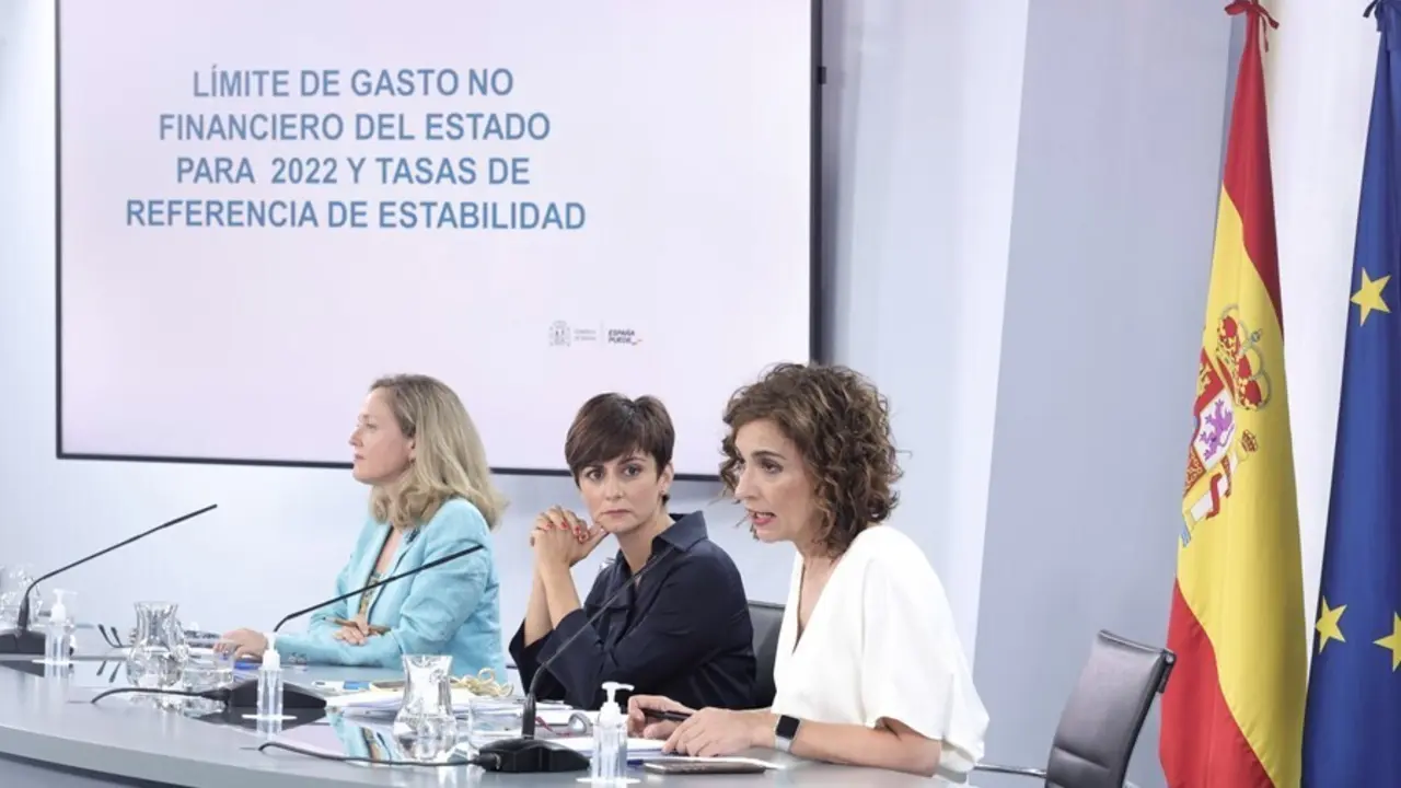 (I-D) La vicepresidenta primera del Gobierno y ministra de Asuntos Econ&oacute;micos y Transformaci&oacute;n Digital, Nadia Calvi&ntilde;o; la ministra de Pol&iacute;tica Territorial y portavoz del Gobierno, Isabel Rodr&iacute;guez; y la ministra de Hacienda y Funci&oacute;n P&uacute;blica, Mar&iacute;a Jes&uacute;s 