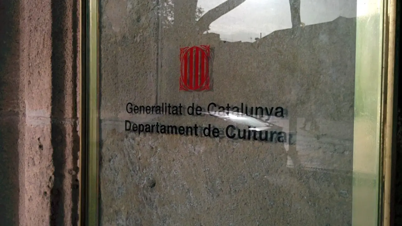 Archivo - Placa de la sede de la Conselleria de Cultura de la Generalitat