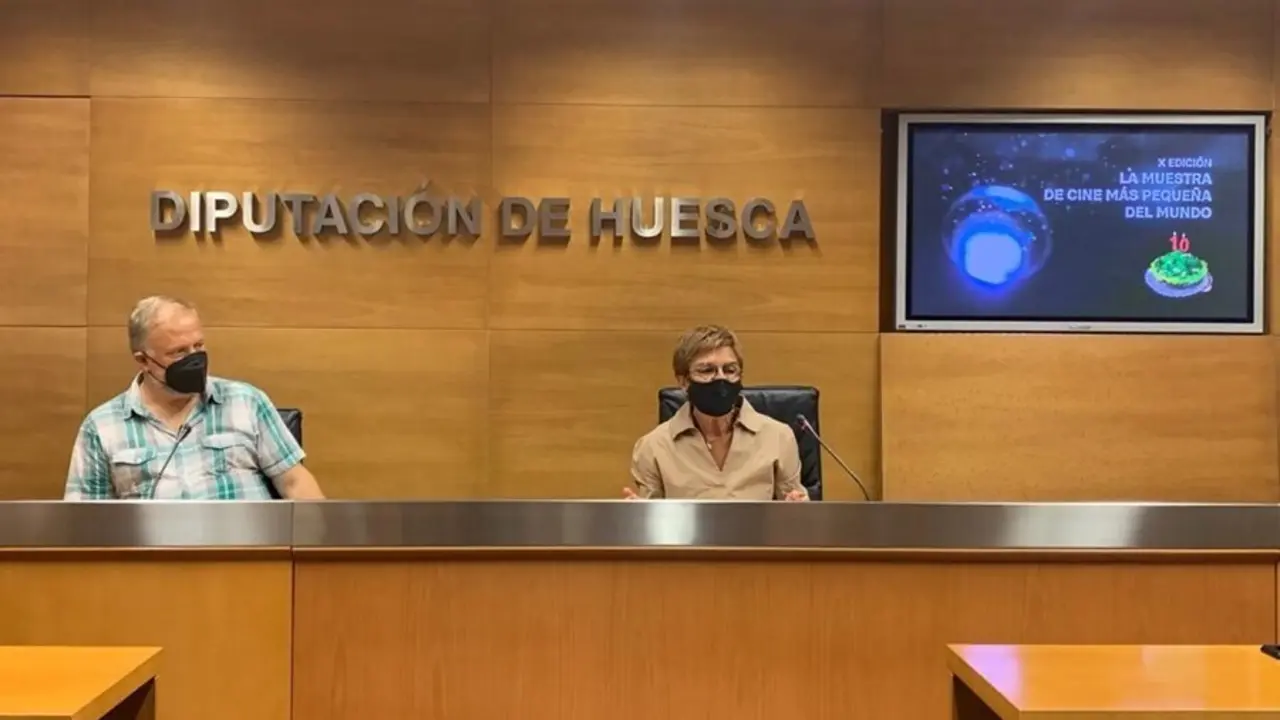 El codirector de la Muestra de Cine de Ascaso, Miguel Cordero, y la dipiutada provincial  y delegada de  Cultura de la DPH, Maribel de Pablo.