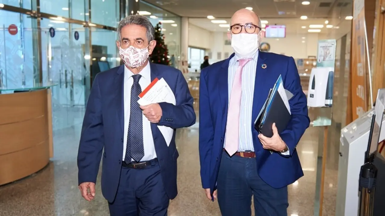 Archivo - Miguel &Aacute;ngel Revilla y Miguel Rodr&iacute;guez, presidente de Cantabria y consejero de Sanidad