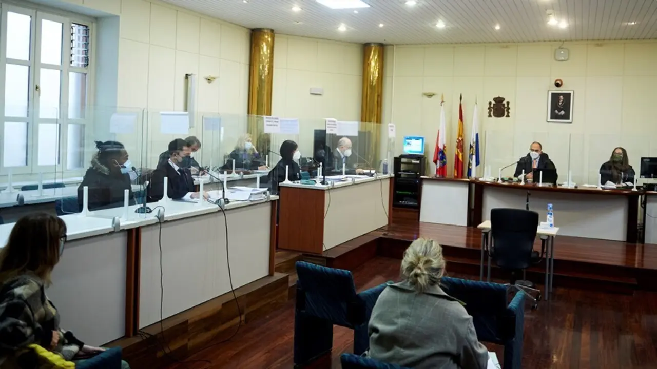 Archivo - El autor confeso del crimen machista registrado en Laredo a principios de 2019, T.S.M.R (primero de la izquierda), durante una sesi&oacute;n en la Audiencia Provincial de Cantabria el pasado 13 de abril de 2021 en Laredo (Santander)