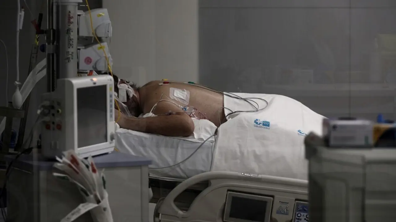 Archivo - Un enfermo en una cama de la UCI del Hospital de Emergencias Isabel Zendal