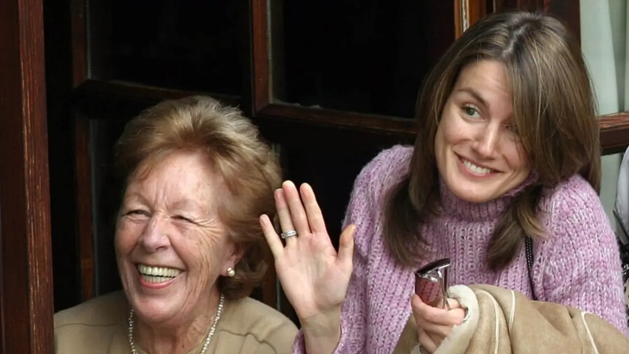 La Reina Letizia junto a su abuela Menchu &Aacute;lvarez del Valle en una de las visitas que realiz&oacute; a Sarde&uacute; junto a Don Felipe cuando era pr&iacute;ncipes de Asturias.