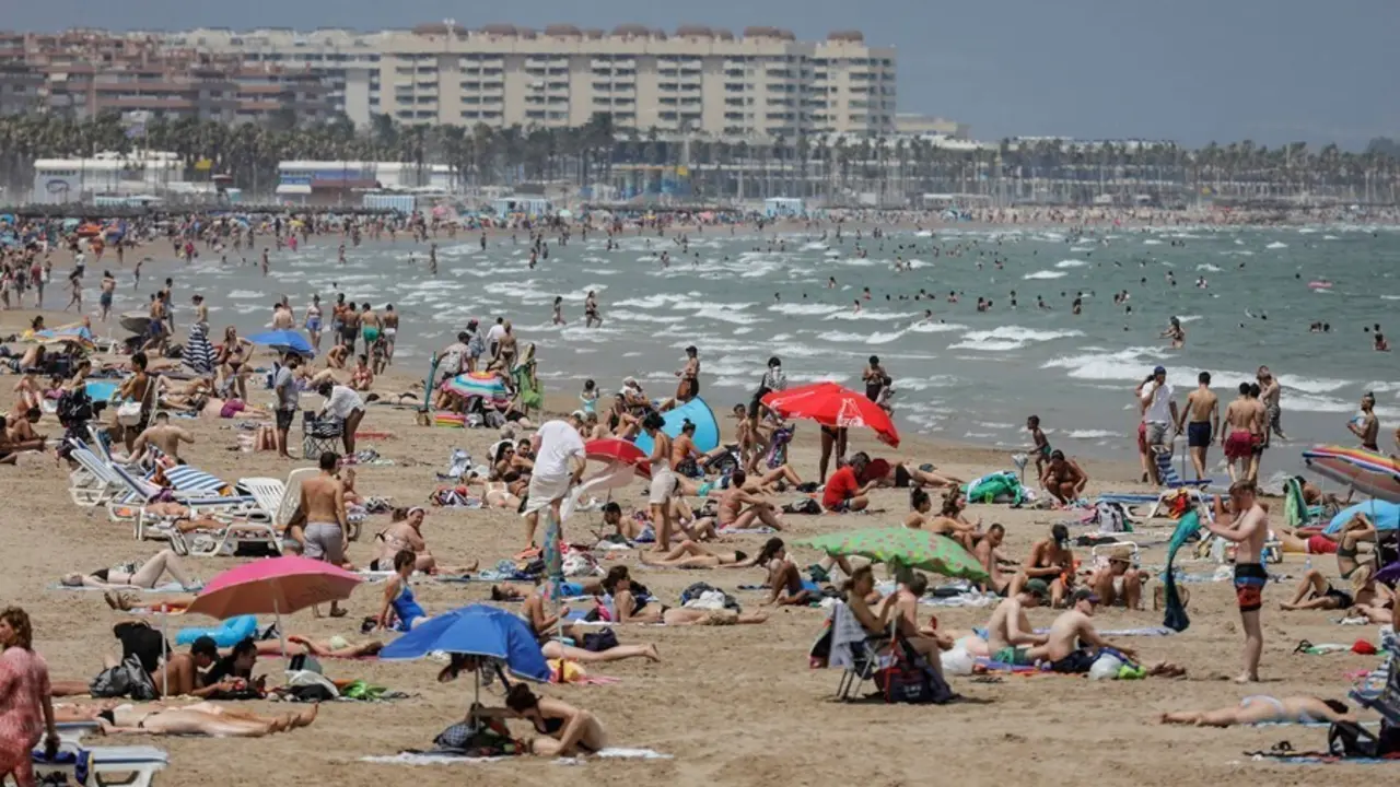La Playa de la Malvarrosa repleta de gente el pasado 12 de julio de 2021, en Valencia