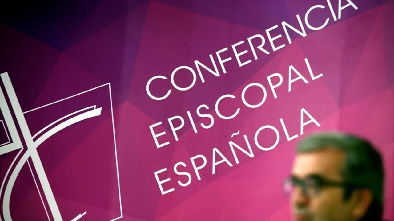 Archivo - El secretario general de la Conferencia Episcopal Espa&ntilde;ola (CEE) en una rueda de prensa.