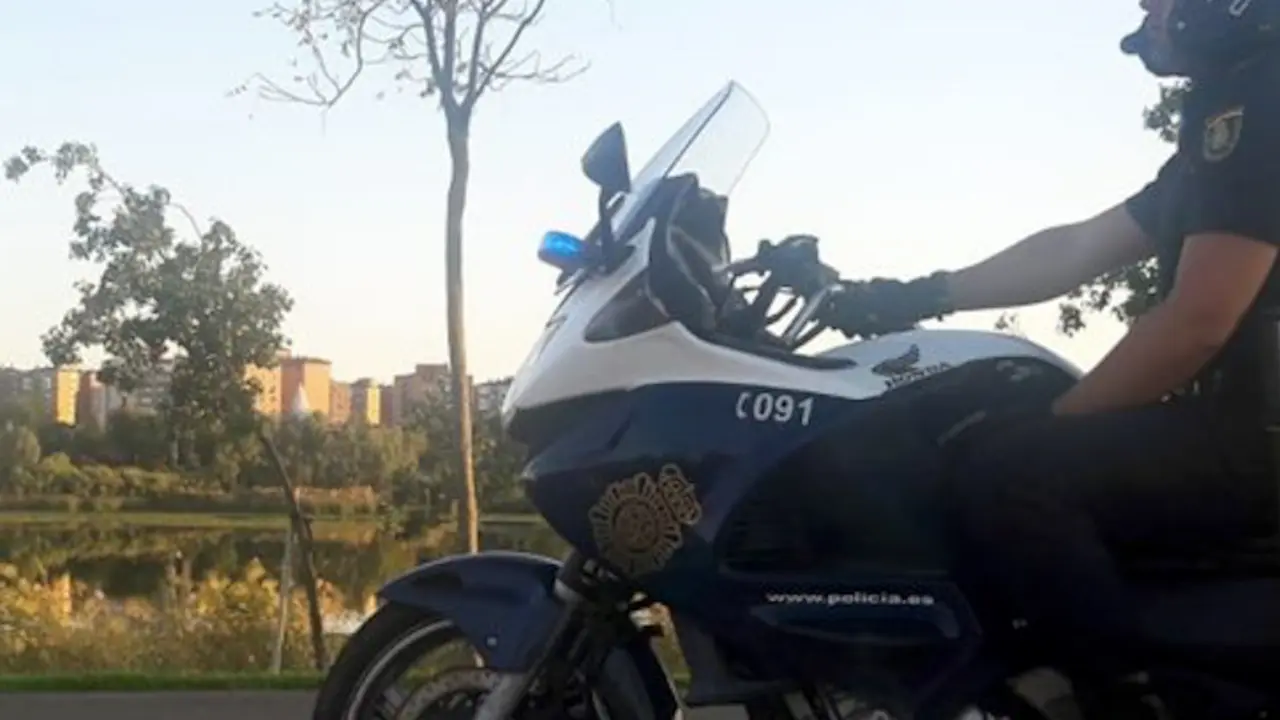 Un agente de la Polic&iacute;a Nacional sentado en su motocicleta. / ARCHIVO
