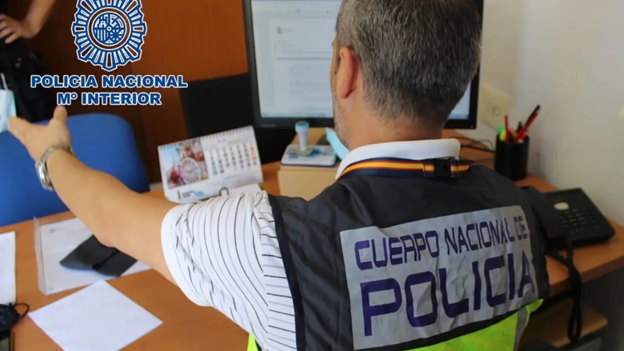 Archivo - Un agente de la Polic&iacute;a Nacional tramita la denuncia