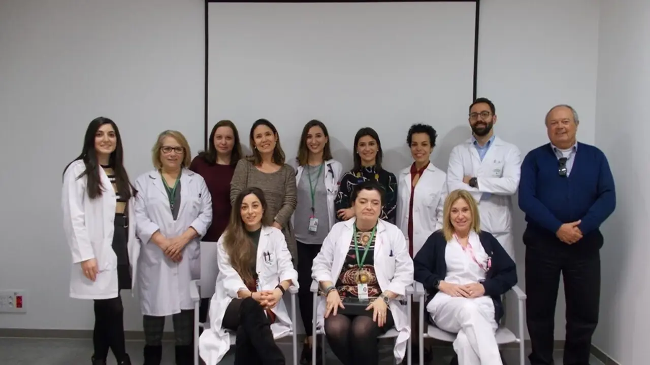 Parte del equipo de investigaci&oacute;n liderado por la Universidad de Granada que ha demostrado la efectividad de una crema para tratar dermatitis por radioterapia en mujeres con c&aacute;ncer de mama