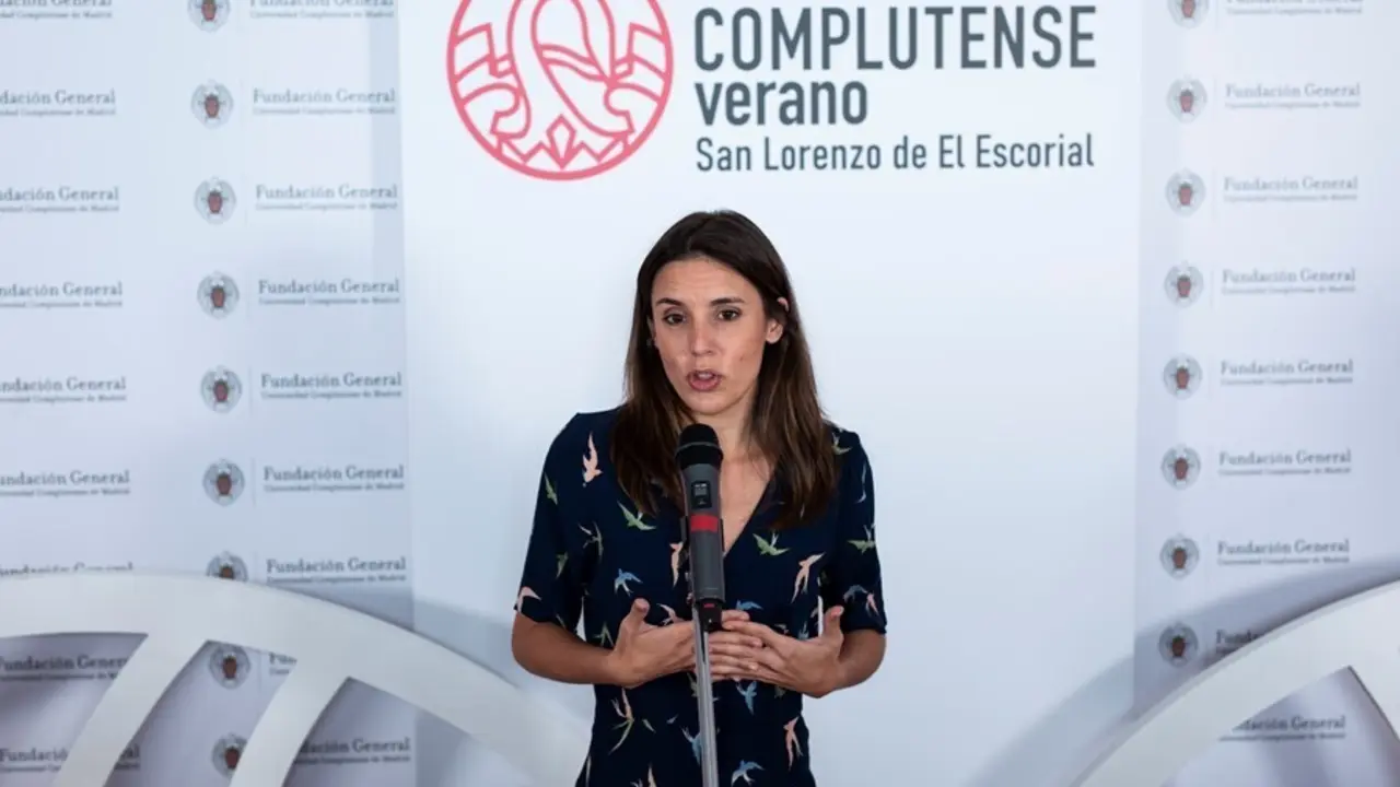 La ministra de Igualdad, Irene Montero, ofrece declaraciones a los medios previas a su intervenci&oacute;n en el curso 'Para vivir. Los feminismos rebeldes de la cuarta ola',  a 21 de julio de 2021, en San Lorenzo de El Escorial, Madrid (Espa&ntilde;a).