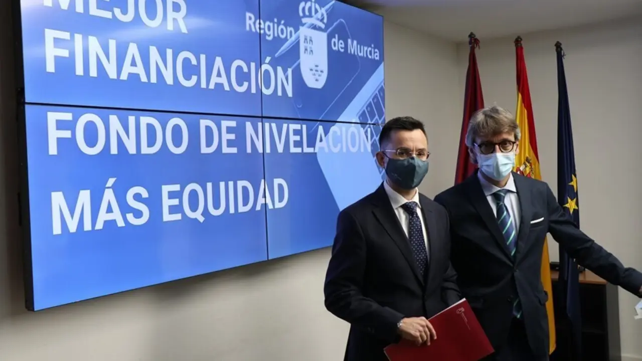 Imagen  del consejero de Econom&iacute;a, Hacienda y Administraci&oacute;n Digital, Luis Alberto Mar&iacute;n, y del director general de Presupuestos y Fondos Europeos, Pedro Soto, antes del comienzo del Consejo de Pol&iacute;tica Fiscal y Financiera.