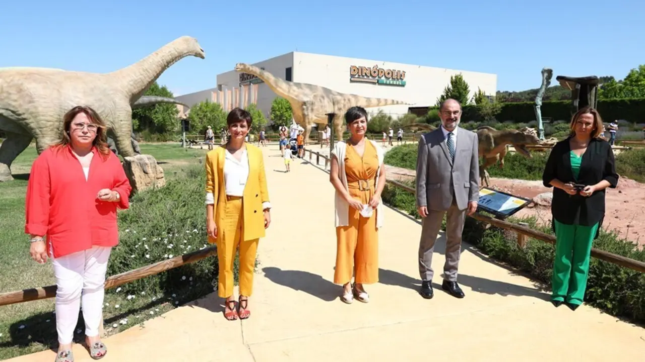 La ministra de Pol&iacute;tica Territorial, Isabel Rodr&iacute;guez, visita el parque de Din&oacute;polis, en Teruel.