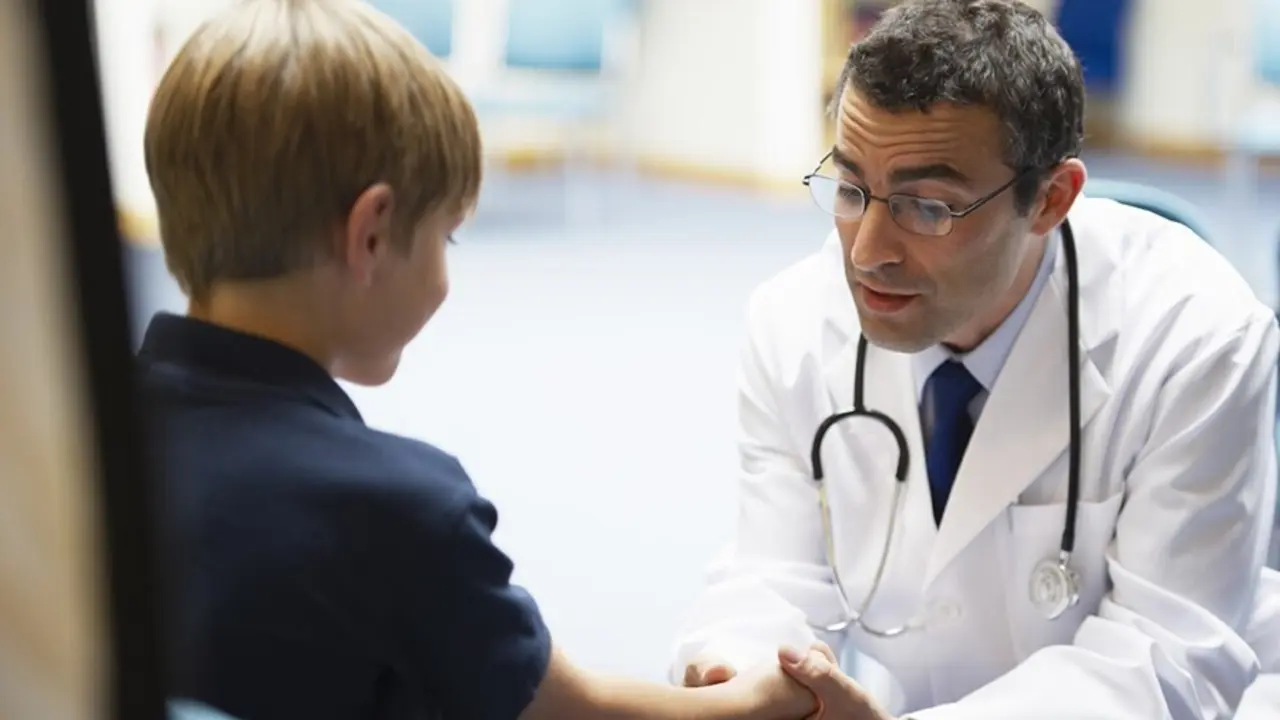 Archivo - Vacuna, m&eacute;dico, atenci&oacute;n, consulta, pediatra