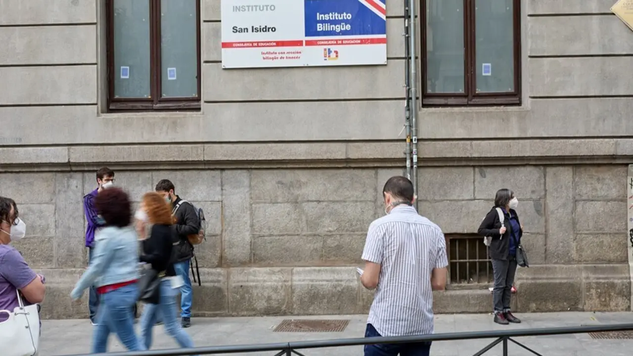Archivo - Varias personas esperan en las puertas del Instituto San Isidro, donde van a realizar el examen de oposici&oacute;n de Educaci&oacute;n Secundaria, Formaci&oacute;n Profesional o Ense&ntilde;anzas Art&iacute;sticas.