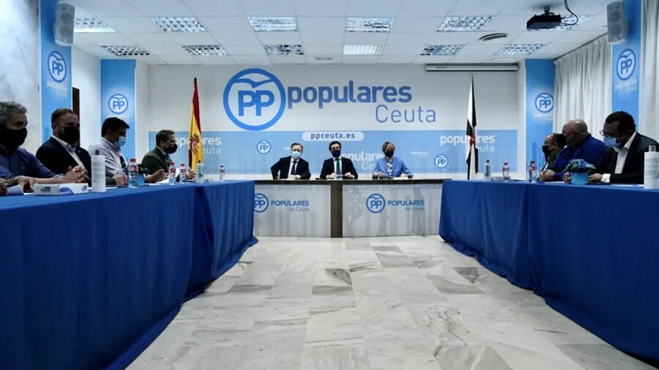 Archivo - (I-D) El presidente de Ceuta, Juan Vivas; el presidente del PP, Pablo Casado, y la secretaria general del PP de Ceuta, Yolanda Bel Blanca, durante una reuni&oacute;n con empresarios en la sede del partido en la ciudad aut&oacute;noma, a 3 de junio de 2021, en