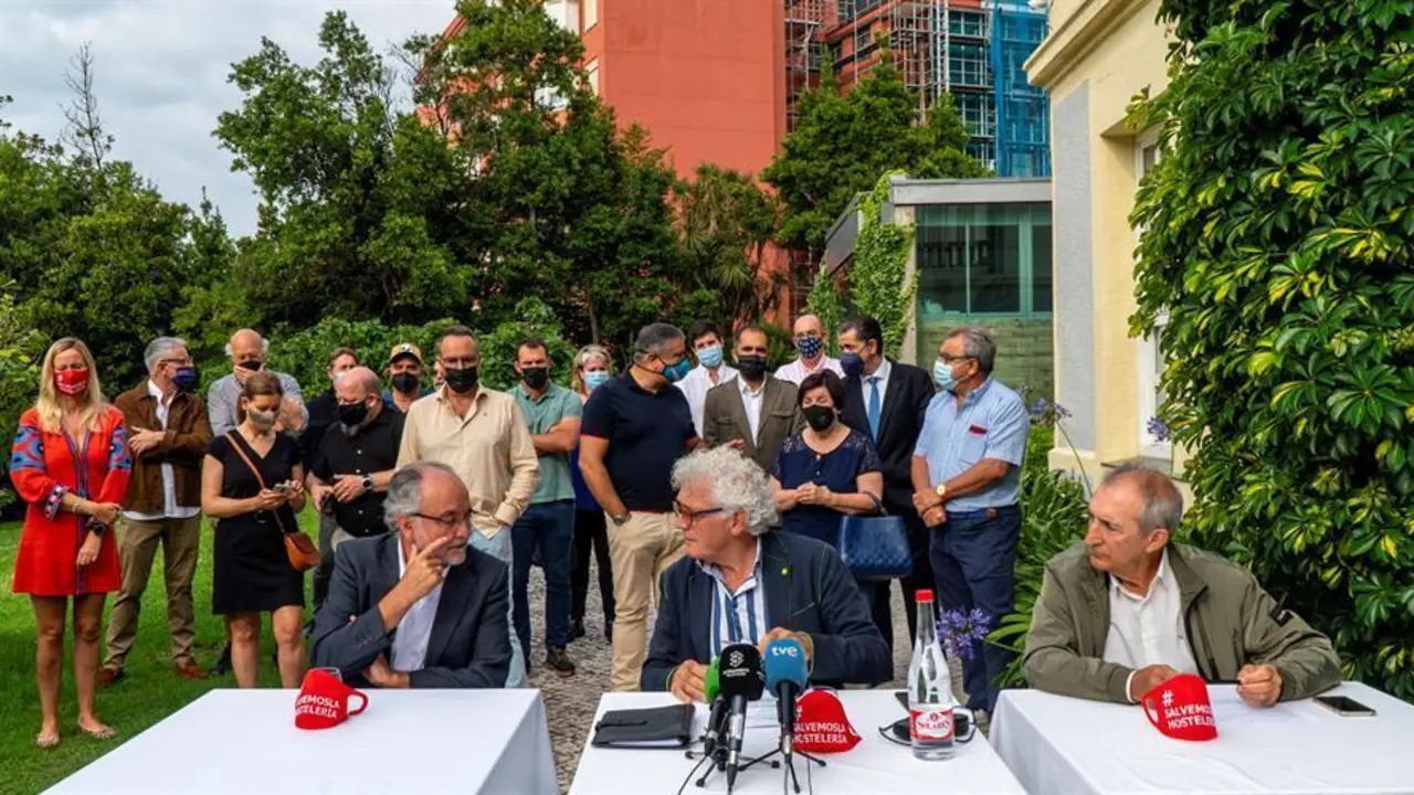 &Aacute;ngel Cuevas (c), presidente de los hosteleros c&aacute;ntabros en rueda de prensa tras la reuni&oacute;n de la Asociaci&oacute;n Empresarial de Hosteler&iacute;a de Cantabria (AEHC) donde han informado que la AEHC recurrir&aacute; ma&ntilde;ana jueves la resoluci&oacute;n de la Consejer&iacute;a de Sanidad por la que se cerrar&aacute;n los interiores de los establecimientos en 19 municipios de la comunidad, al considerar "desproporcionada" la medida. EFE/ROM&Aacute;N G. AGUILERA