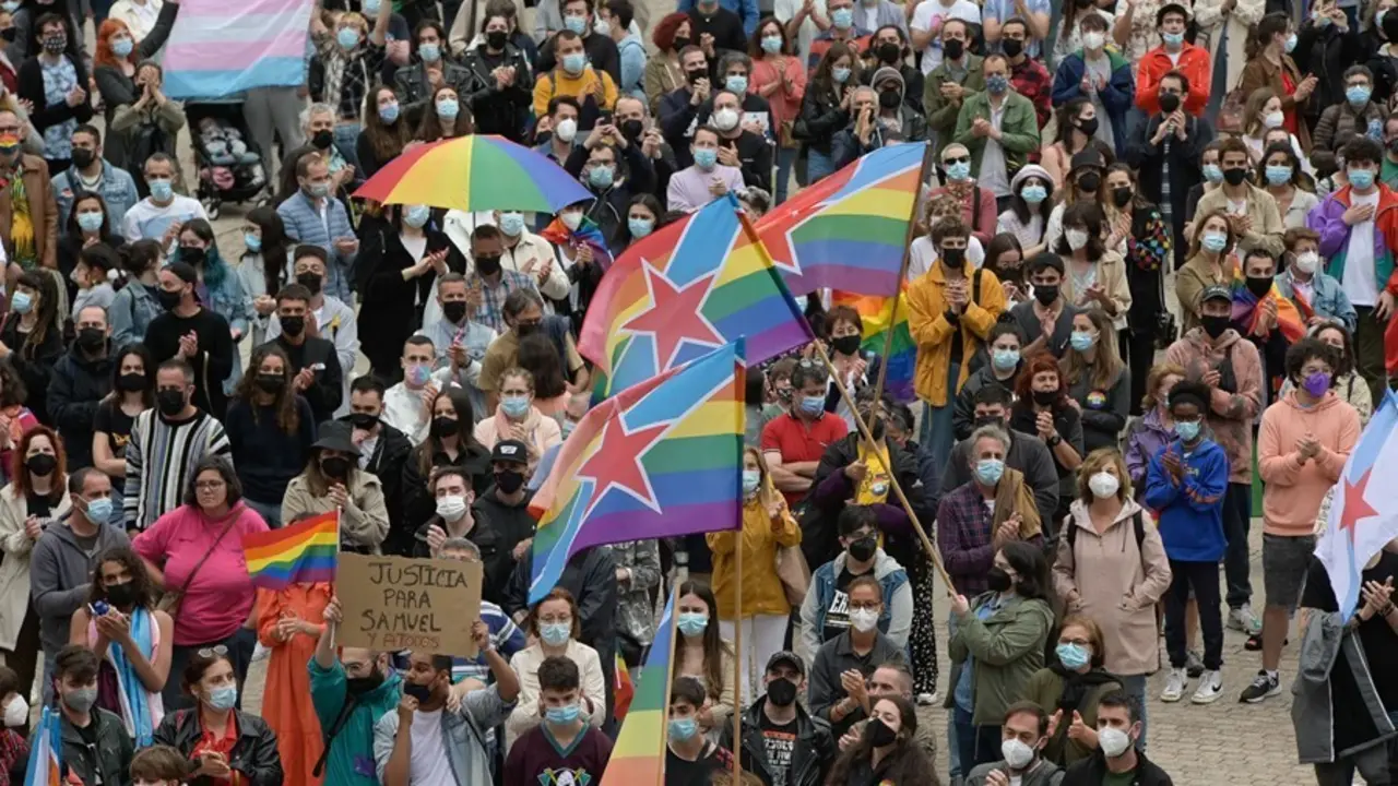 Concentraci&oacute;n contra agresiones LGTBf&oacute;bicas, a 9 de julio de 2021, en A Coru&ntilde;a, Galicia (Espa&ntilde;a). Asociaciones LGTBIAQ+ convocan esta manifestaci&oacute;n contra la violencia LGTBIf&oacute;bica y que tambi&eacute;n pide justicia para Samuel Luiz, el joven que sufri&oacute; una paliz