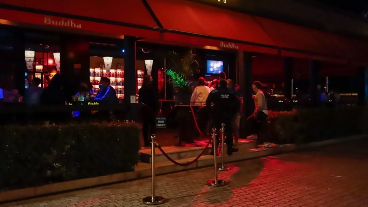 Varias personas esperan a las puertas de un local de ocio nocturno en Sanxenxo, Pontevedra, Galicia (Espa&ntilde;a). 