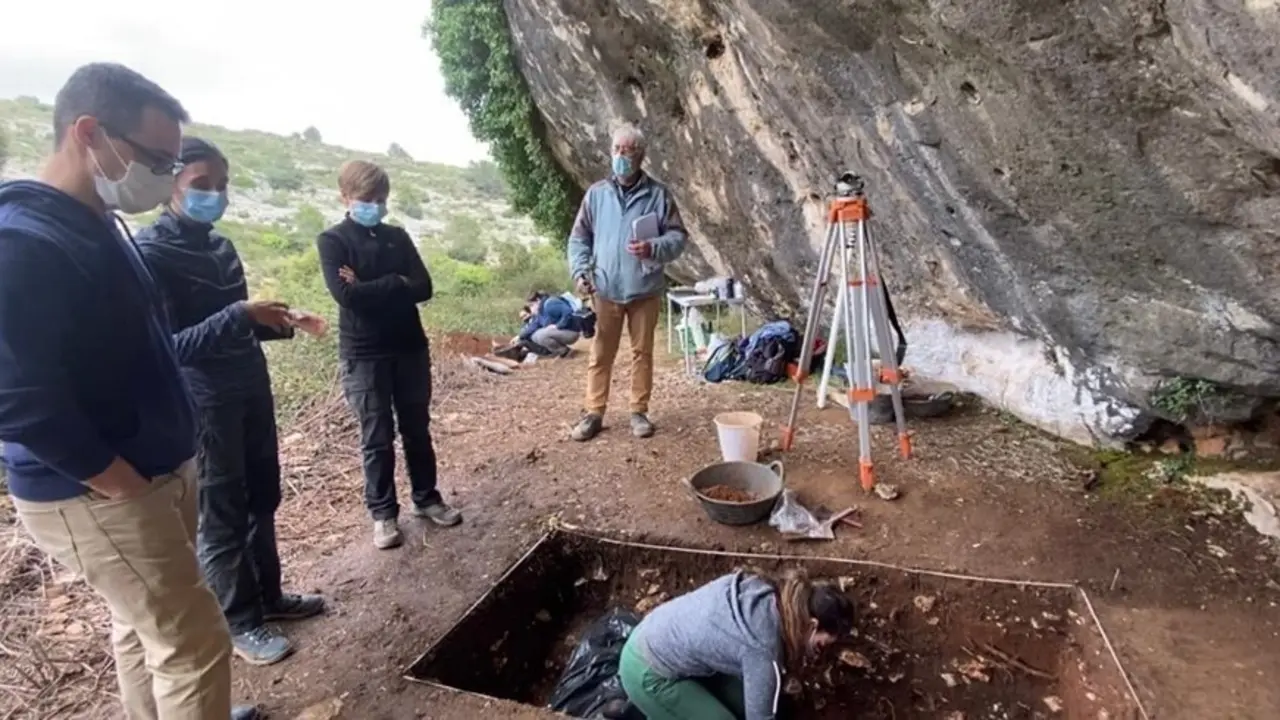 Archivo - Excavaciones en l'Abric de l'Hedra