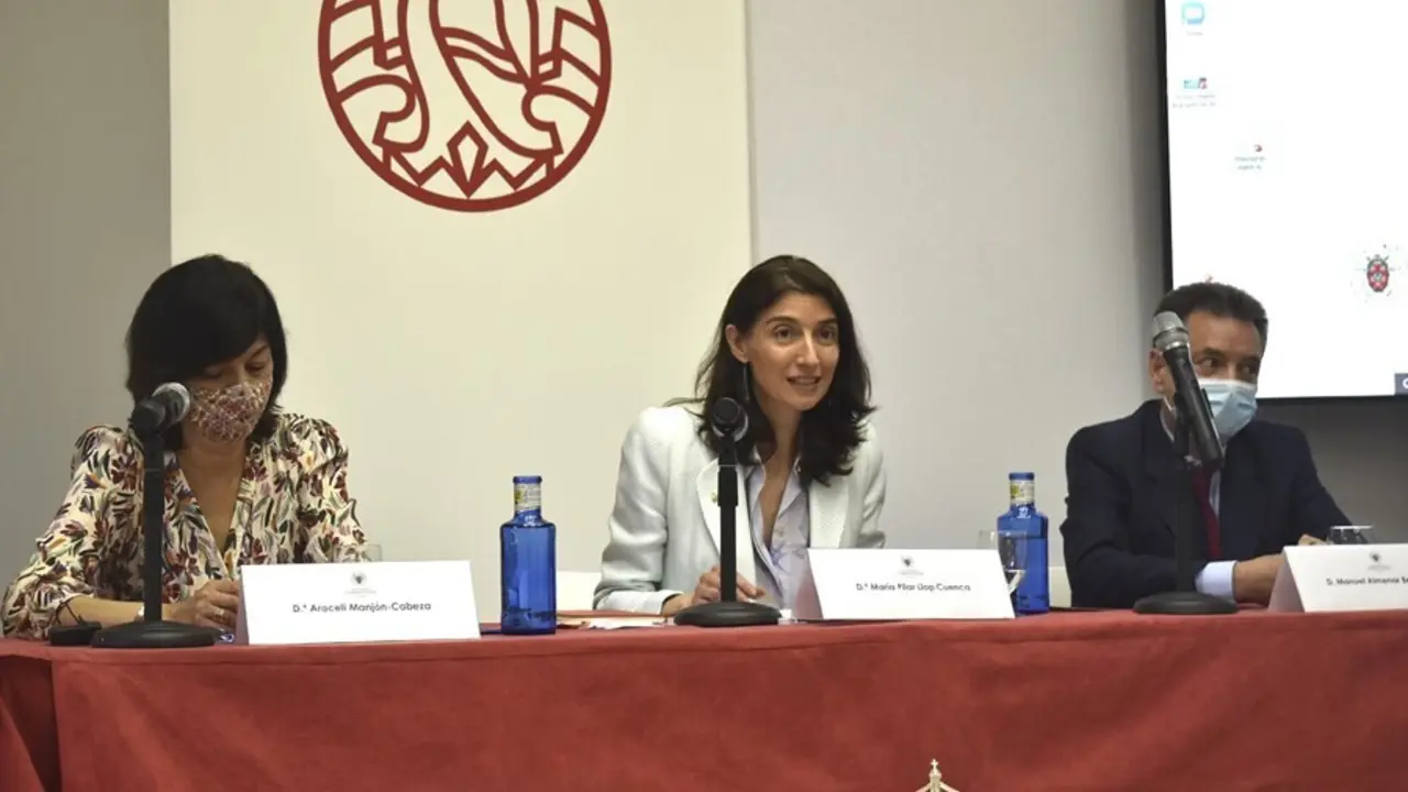 Pilar Llop en los cursos de verano de El Escorial.