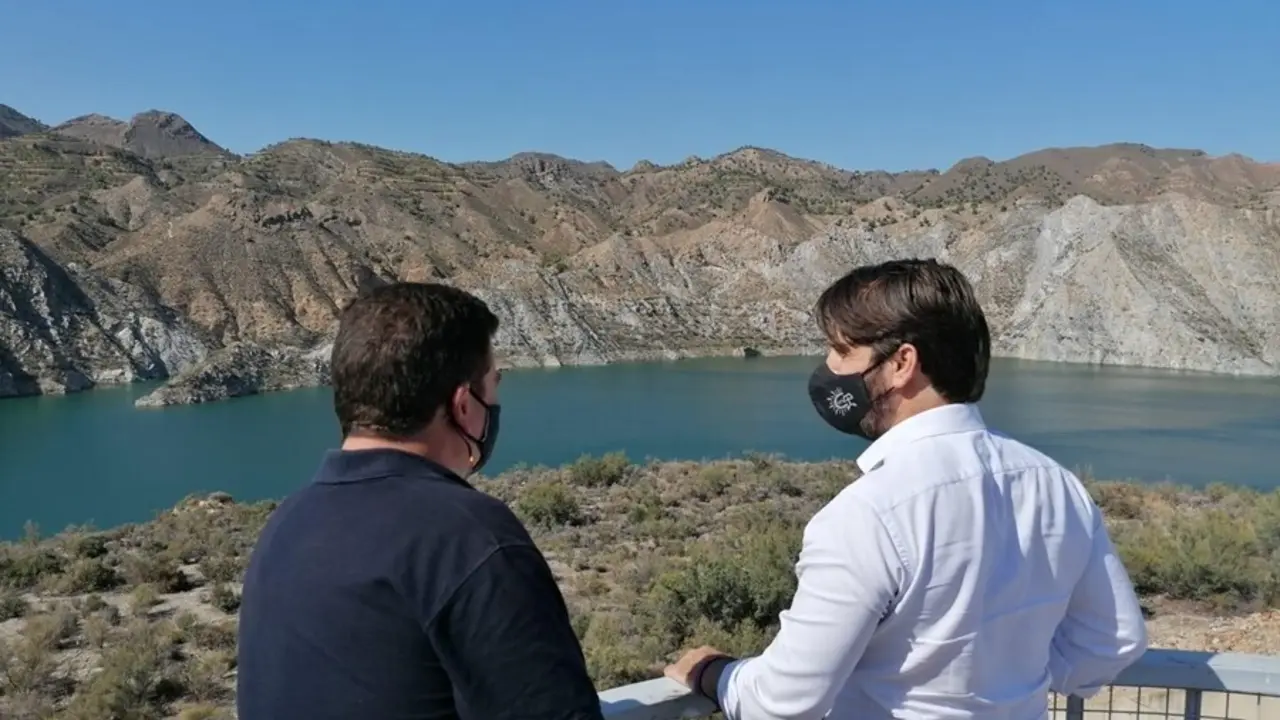Juan Francisco Rojas (Vox) en el pantano de Cuevas del Almanzora, en Almer&iacute;a