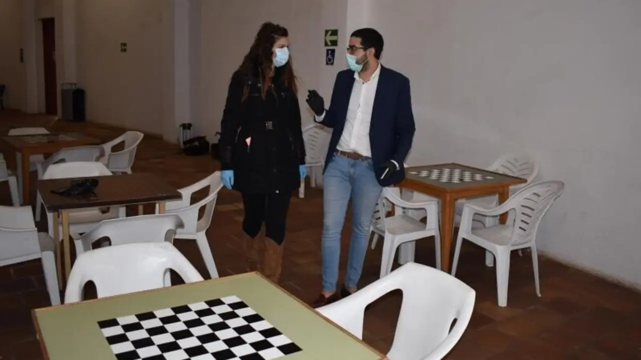 La delegada del Gobierno y el consejero de Pol&iacute;ticas Sociales visitando el ya extinto centro de acogida provisional de la Plaza de Toros de Melilla