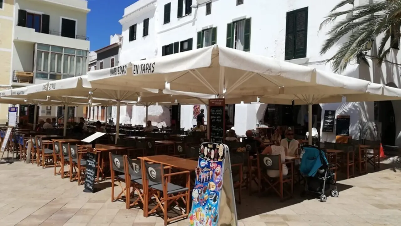 Archivo - Una terraza de un caf&eacute;-restaurante de Ciutadella (Menorca) un d&iacute;a soleado