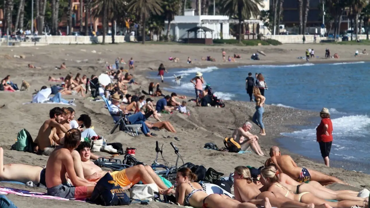 Archivo - Ba&ntilde;istas en las playas de M&aacute;laga