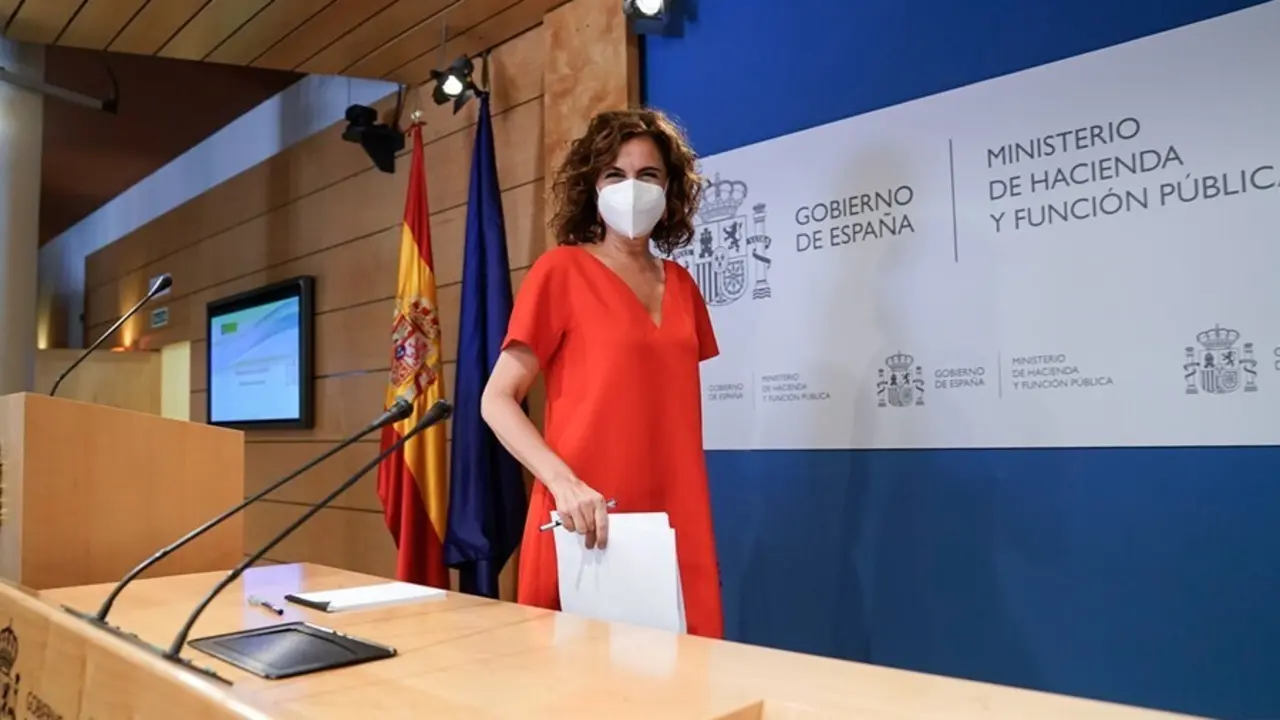 La ministra de Hacienda y Funci&oacute;n P&uacute;blica, Maria Jes&uacute;s Montero, a su llegada a una rueda de prensa posterior a una reuni&oacute;n del Consejo de Pol&iacute;tica Fiscal y Financiera, a 28 de julio de 2021, en Madrid, (Espa&ntilde;a). Durante su intervenci&oacute;n ha informado sobre 