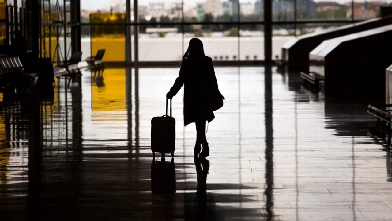 Archivo - Una mujer con una maleta en el aeropuerto de Madrid - Barajas Adolfo Su&aacute;rez, a 21 de abril de 2021, en Madrid (Espa&ntilde;a). La titular del Juzgado de Instrucci&oacute;n n&uacute;mero 15 de Madrid ha incoado diligencias previas contra el expresidente en funciones 