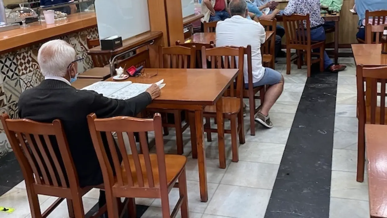 Interior de un establecimiento de hosteler&iacute;a de Santander, donde desde hoy se aplica la norma. / HARDY