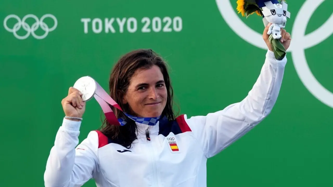 Maialen Chourraut, Deportista Espa&ntilde;ola De La UCAM, Con La Medalla De Plata Conseguida En Pirag&uuml;ismo En Eslalon; Las Medallas De Tokio 2020 Han Sido Fabricadas Con Materiales De Dispositivos M&oacute;viles, C&aacute;maras De Fotos Y Ordenadores.