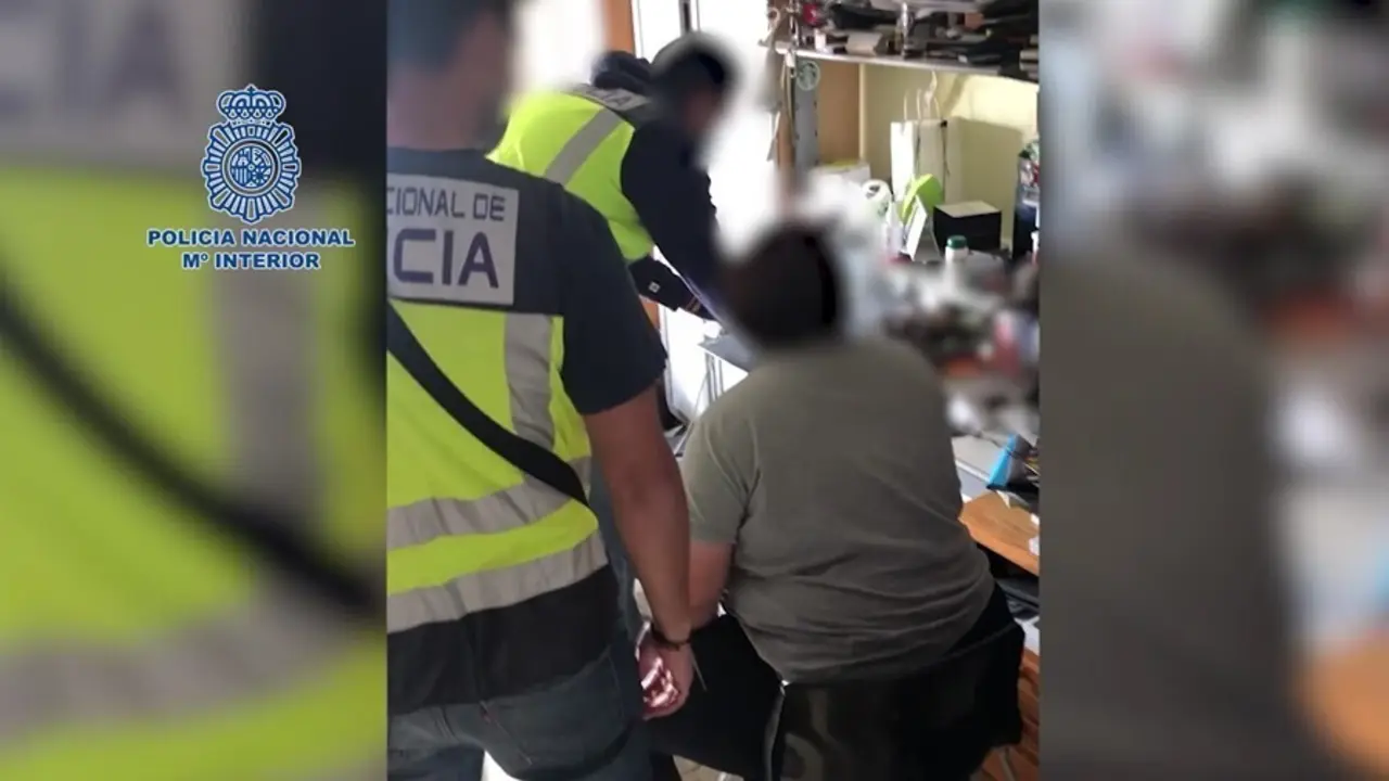 Imagen de la intervenci&oacute;n llevada a cabo por la Polic&iacute;a Nacional en uno de los registros