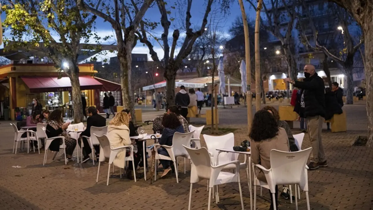 Archivo - Personas en los veladores de un bar. Andaluc&iacute;a ampl&iacute;a hasta las 21.30 horas la apertura de hosteler&iacute;a y comercio en municipios con nivel 2 de alerta. En Sevilla (Andaluc&iacute;a, Espa&ntilde;a), a 05 de marzo de 2021.