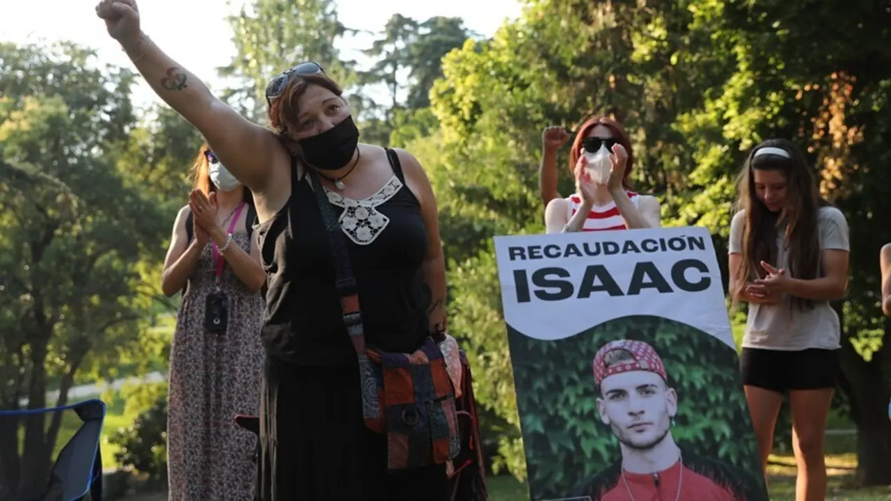 &Aacute;ngeles, madre de Isaac, participa en un homenaje a su hijo Isaac