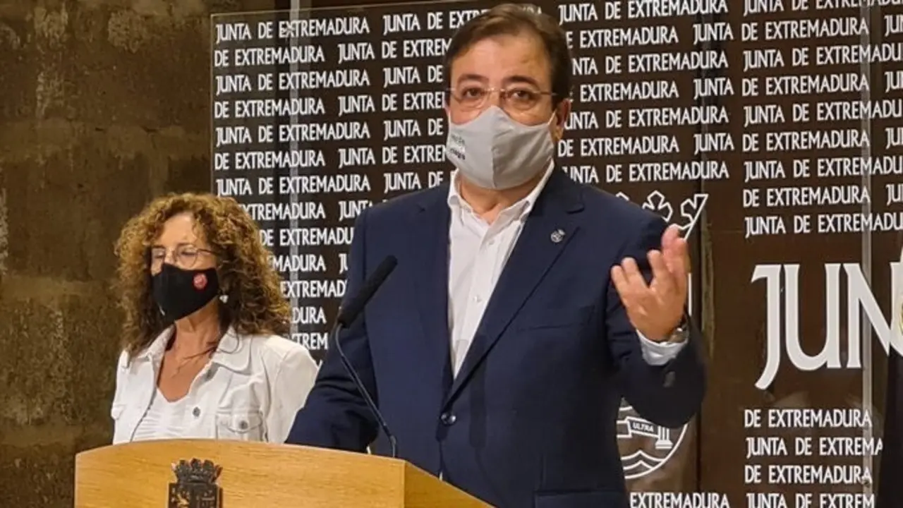El presidente de la Junta, Guillermo Fern&aacute;ndez Vara, en rueda de prensa en M&eacute;rida