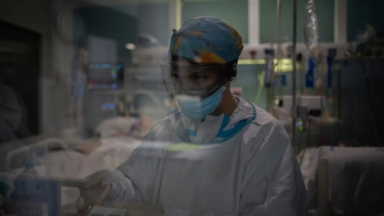 Archivo - Un trabajador sanitario protegido en la Unidad de Cuidados Intensivos &ndash;UCI- del Hospital del Mar, en Barcelona, Catalunya (Espa&ntilde;a), a 19 de noviembre de 2020