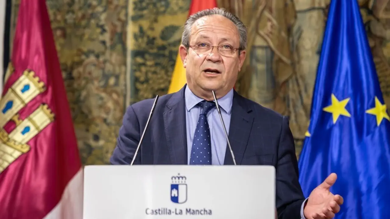Archivo - El consejero de Hacienda y Administraciones P&uacute;blicas, Juan Alfonso Ruiz Molina, en rueda de prensa