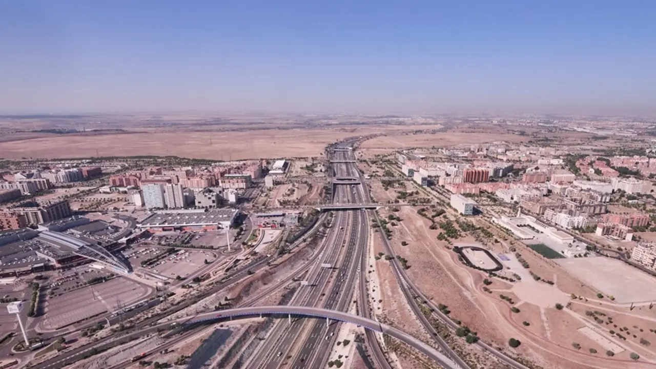 Vista de los veh&iacute;culos desde uno de los helic&oacute;pteros Pegasus de la DGT en Madrid