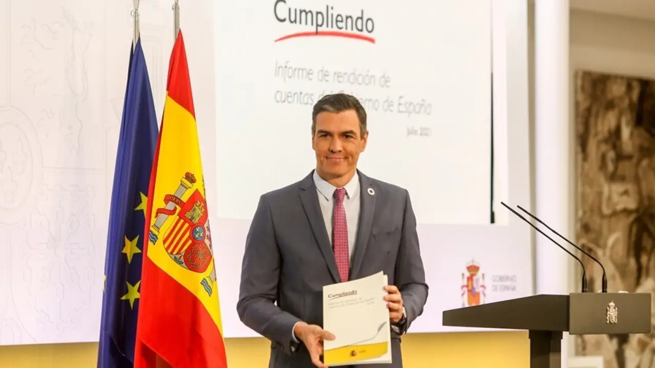 El presidente del Gobierno, Pedro S&aacute;nchez, posa con el 'Informe de rendici&oacute;n de cuentas del Gobierno de Espa&ntilde;a' durante una rueda de prensa para hacer balance del curso pol&iacute;tico, en el Palacio de la Moncloa, a 29 de julio de 2021, en Madrid (Espa&ntilde;a). El j