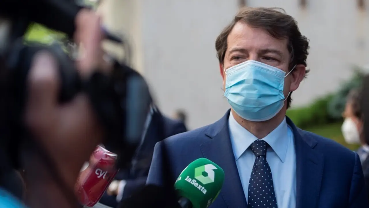 Archivo - El presidente de la Junta de Castilla y Le&oacute;n, Alfonso Fernando Fern&aacute;ndez Ma&ntilde;ueco, ofrece declaraciones a los medios, Foto de Arcgivo