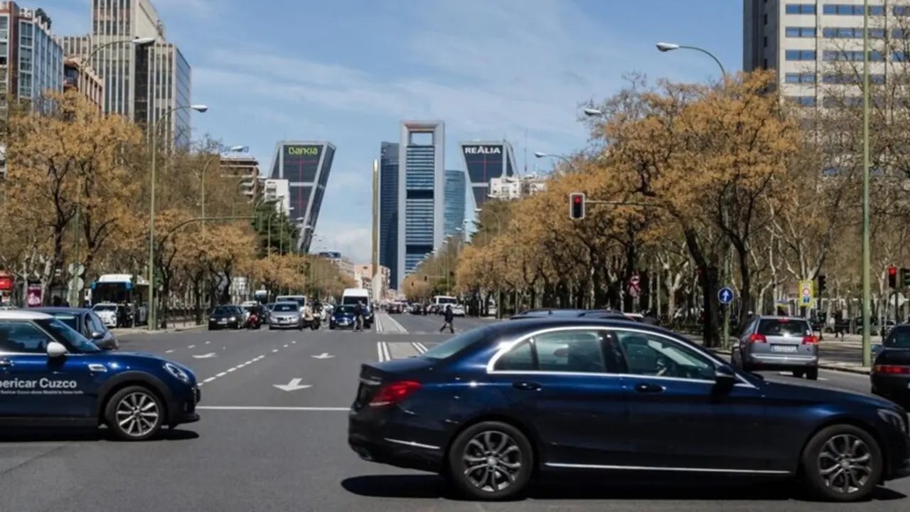 Archivo - Coches, tr&aacute;nsito, Castellana, tr&aacute;fico, contaminaci&oacute;n, Madrid, torres, edificios