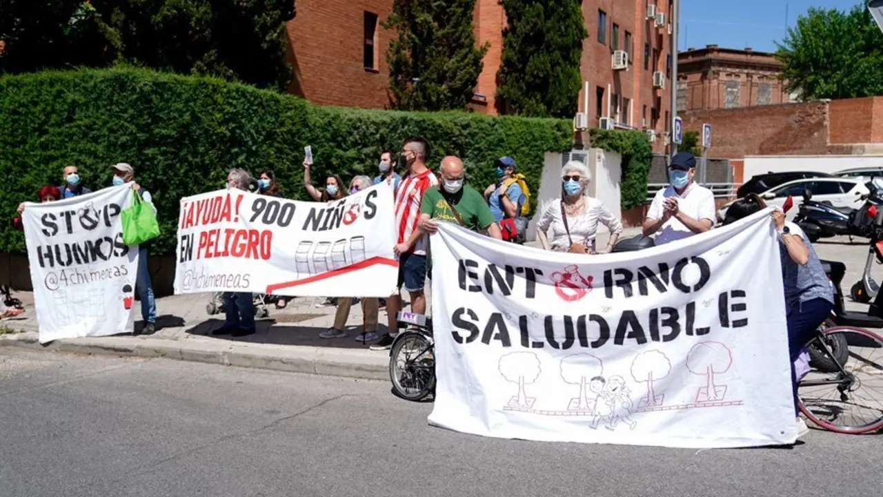 Archivo - Los vecinos y asociaciones del CEIP Miguel de Unamuno, protestan con una pancarta donde se puede leer "Entorno saludable" por la instalaci&oacute;n de 4 chimeneas de unas cocinas industriales frente al patio del colegio  