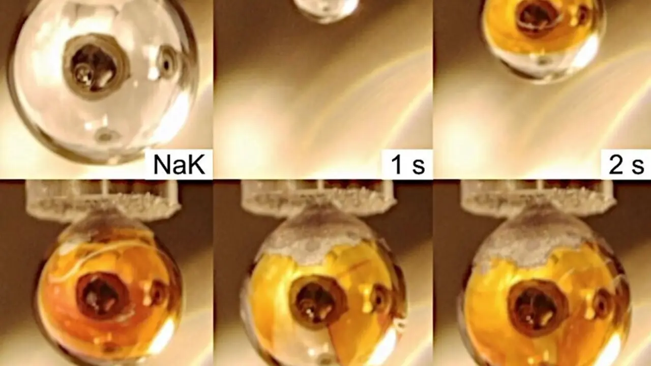 La imagen de la parte superior izquierda muestra una gota de Na-K en el vac&iacute;o sin vapor de agua. Las otras im&aacute;genes muestran el desarrollo de esta gota a lo largo del tiempo cuando hay vapor de agua.