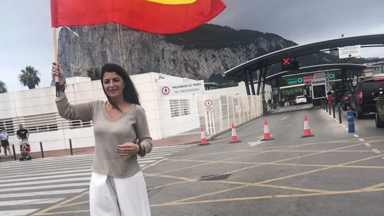 La secretaria general del grupo Vox en el Congreso de los Diputados, Macarena Olona, a las puertas de la verja de Gibraltar.