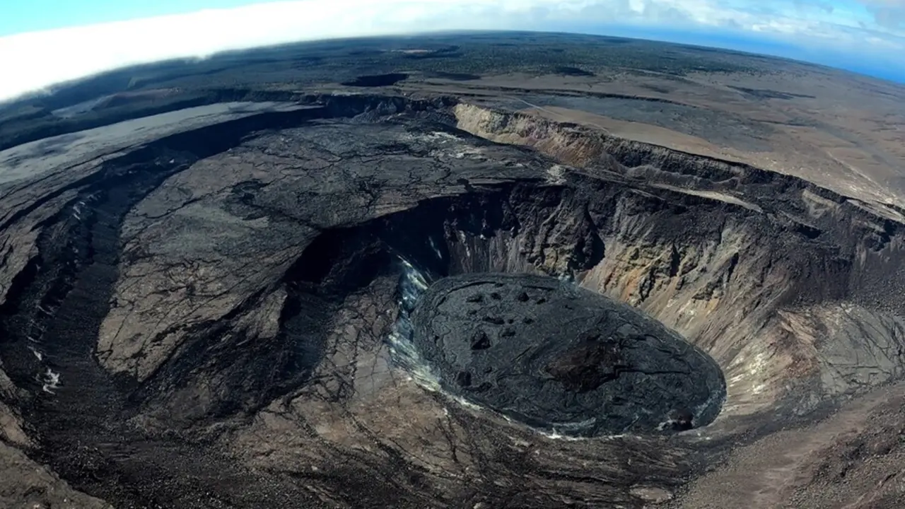 Una vista a&eacute;rea de gran angular mira al sureste sobre la caldera de la cumbre de Kilauea el 22 de julio de 2021. Los grandes acantilados formados durante los colapsos de 2018 son visibles en el lado izquierdo de la foto.